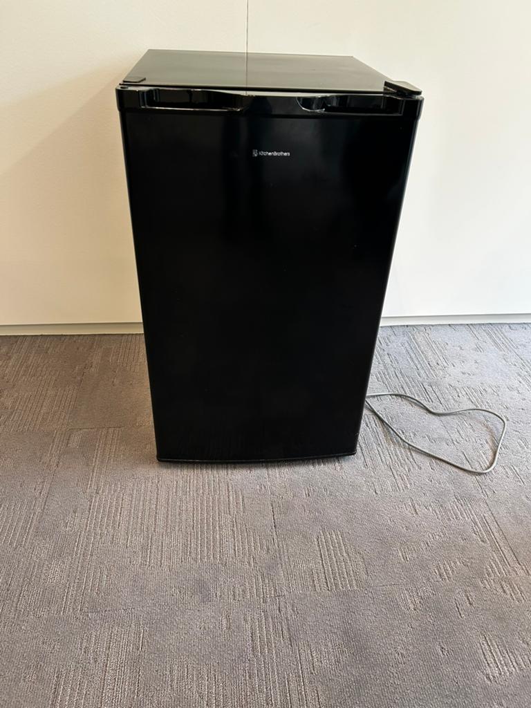 Zwarte koelkast met vriesvak / tafelmodel Kitchenbrothers, Witgoed en Apparatuur, Koelkasten en IJskasten, Minder dan 75 liter