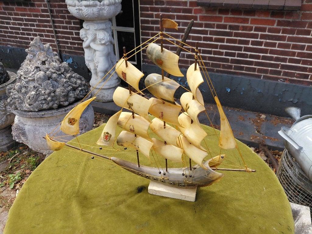 Model driemaster zeilschip gemaakt van hoorn en travetin., Antiek en Kunst, Verzenden
