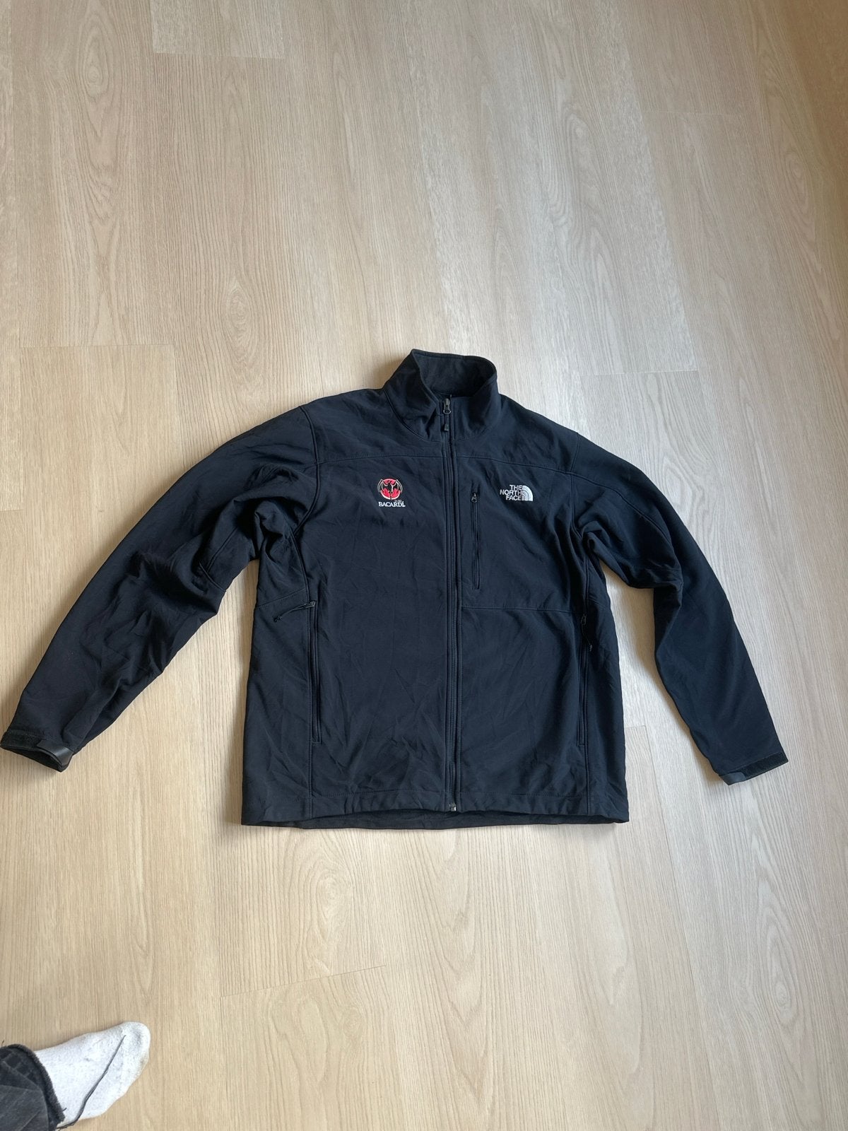 The North Face Softshell Jas Zwart - Bacardi Logo, Kleding | Heren, Jassen | Zomer, Zo goed als nieuw, Maat 48/50 (M), Zwart, Verzenden