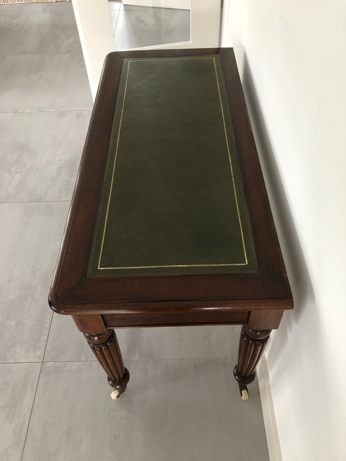Antieke schrijftafel met groen leren blad en lades, Ophalen of Verzenden