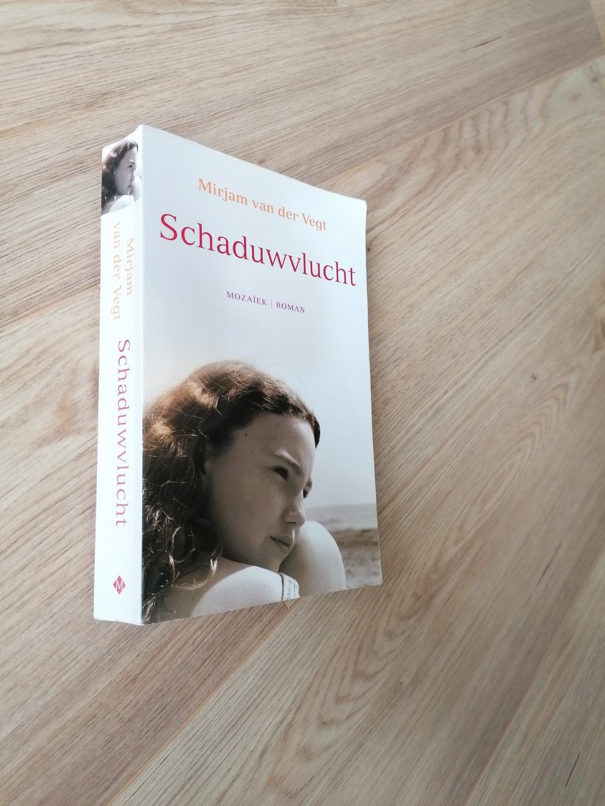 Schaduwvucht - Mirjam van der Vegt (Roman), Ophalen of Verzenden, Zo goed als nieuw, Mirjam van der Vegt, Nederland