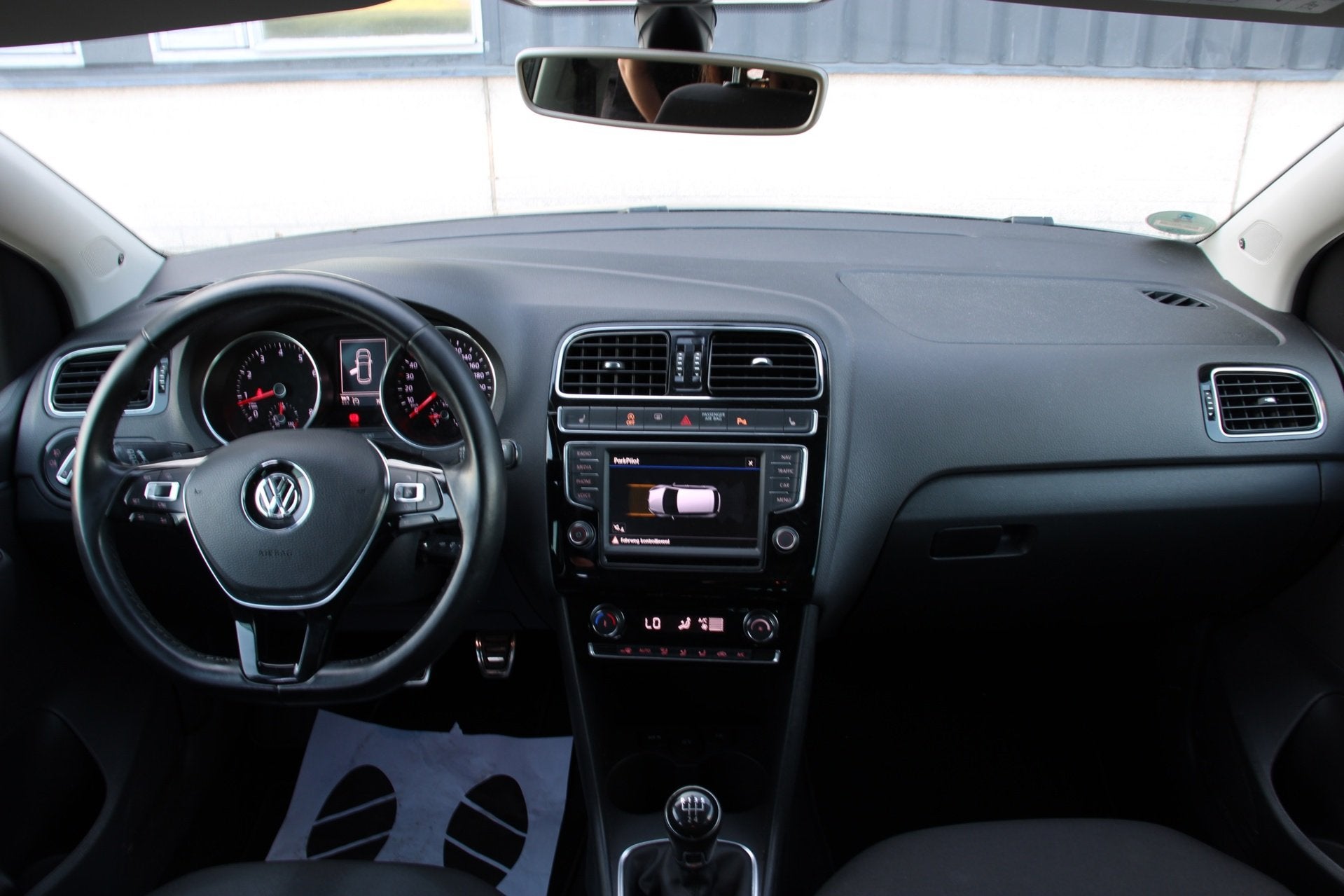 Volkswagen Polo 1.2 TSI Sound Beats LED Cruise CarPlay Stoel, Stof, Gebruikt, Zwart, 4 cilinders