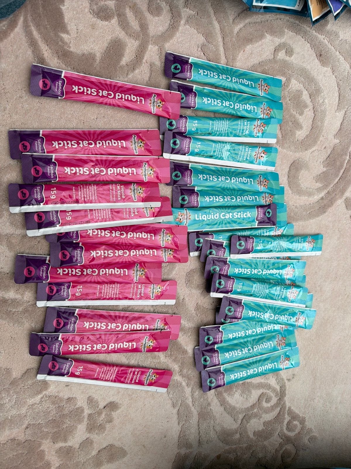 12 roze salmon en 19 blauw chicken liquid cat stick, Ophalen of Verzenden, Kat