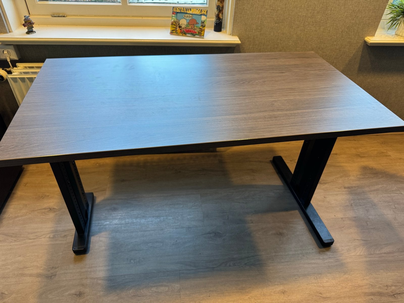 Professioneel bureau in hoogte verstelbaar en met kabelgoten, Ophalen, Hout, Bruin, 70 cm