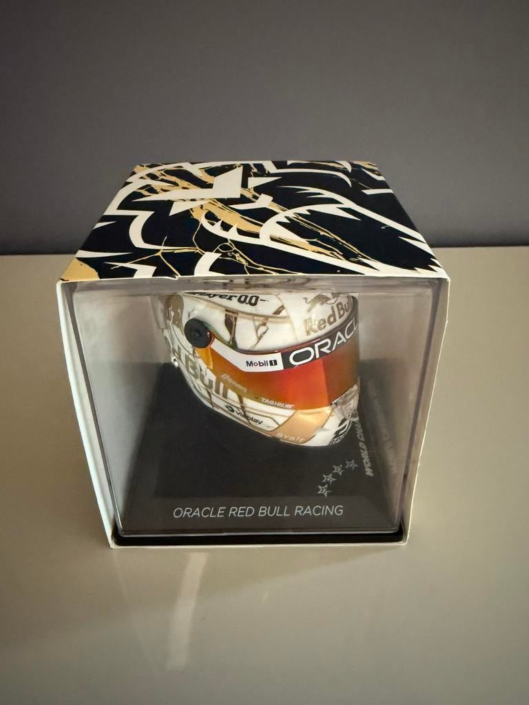 2024 Champion / Kampioen 1:4 Helm Verstappen, Verzamelen, Automerken, Motoren en Formule 1, Ophalen of Verzenden, Zo goed als nieuw