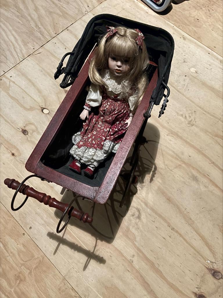 Porseleinen pop in kinderwagen, Ophalen, Zo goed als nieuw, Pop