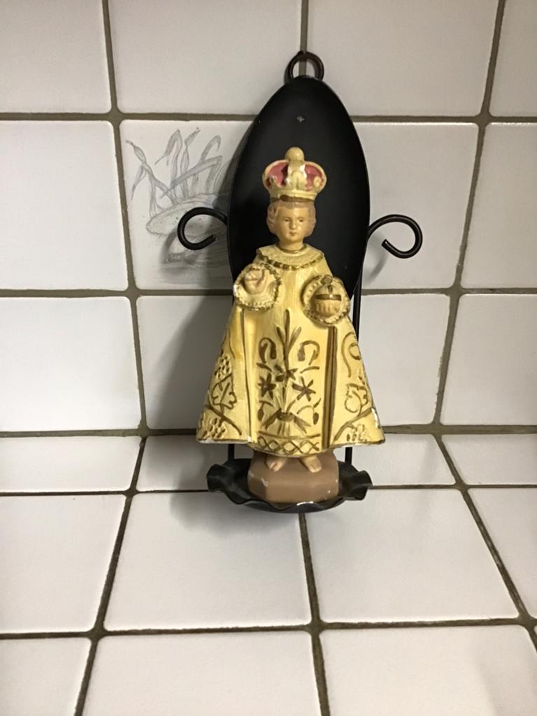Gipsen Kindje Jezus van Praag op smeedijzeren standaard, Ophalen of Verzenden