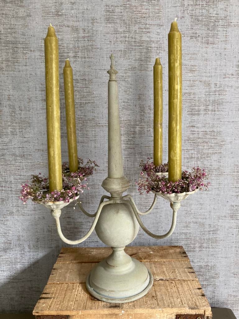 Brocante zinken kandelaar, inclusief versiering/ kaarsen, Antiek en Kunst, Antiek | Kandelaars, Ophalen of Verzenden