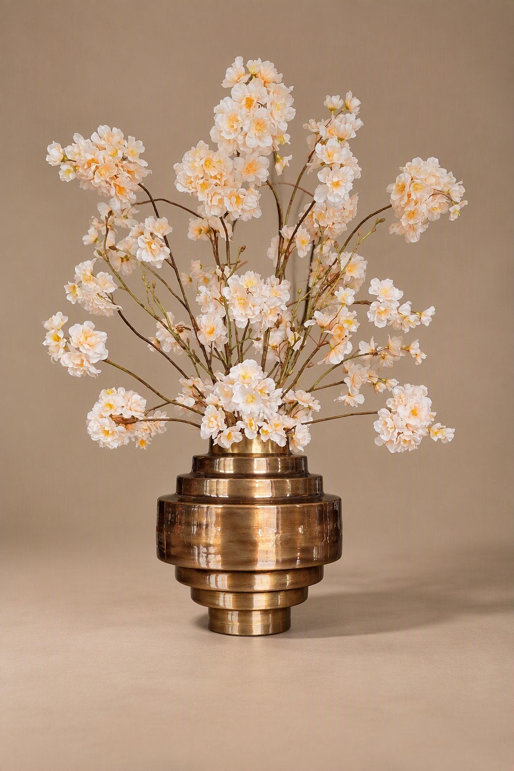 Bronskleurige vaas met zijden beige bloesem boeket, Binnen, Inclusief kunstbloemen, Beige, 70 cm