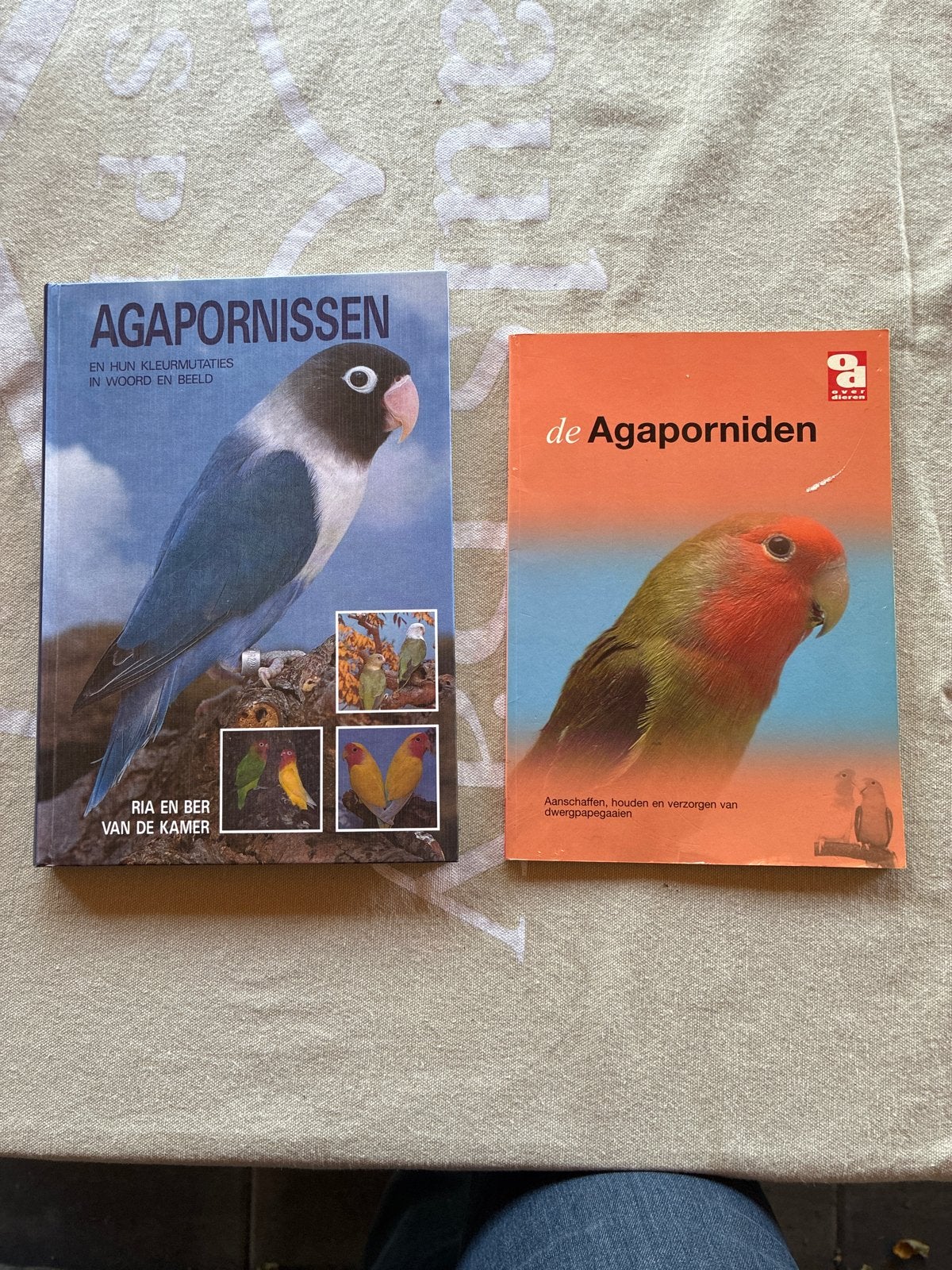 2 boeken over Agapornissen - Alles over dwergpapegaaien, Boeken, Ophalen of Verzenden, Gelezen, Vogels