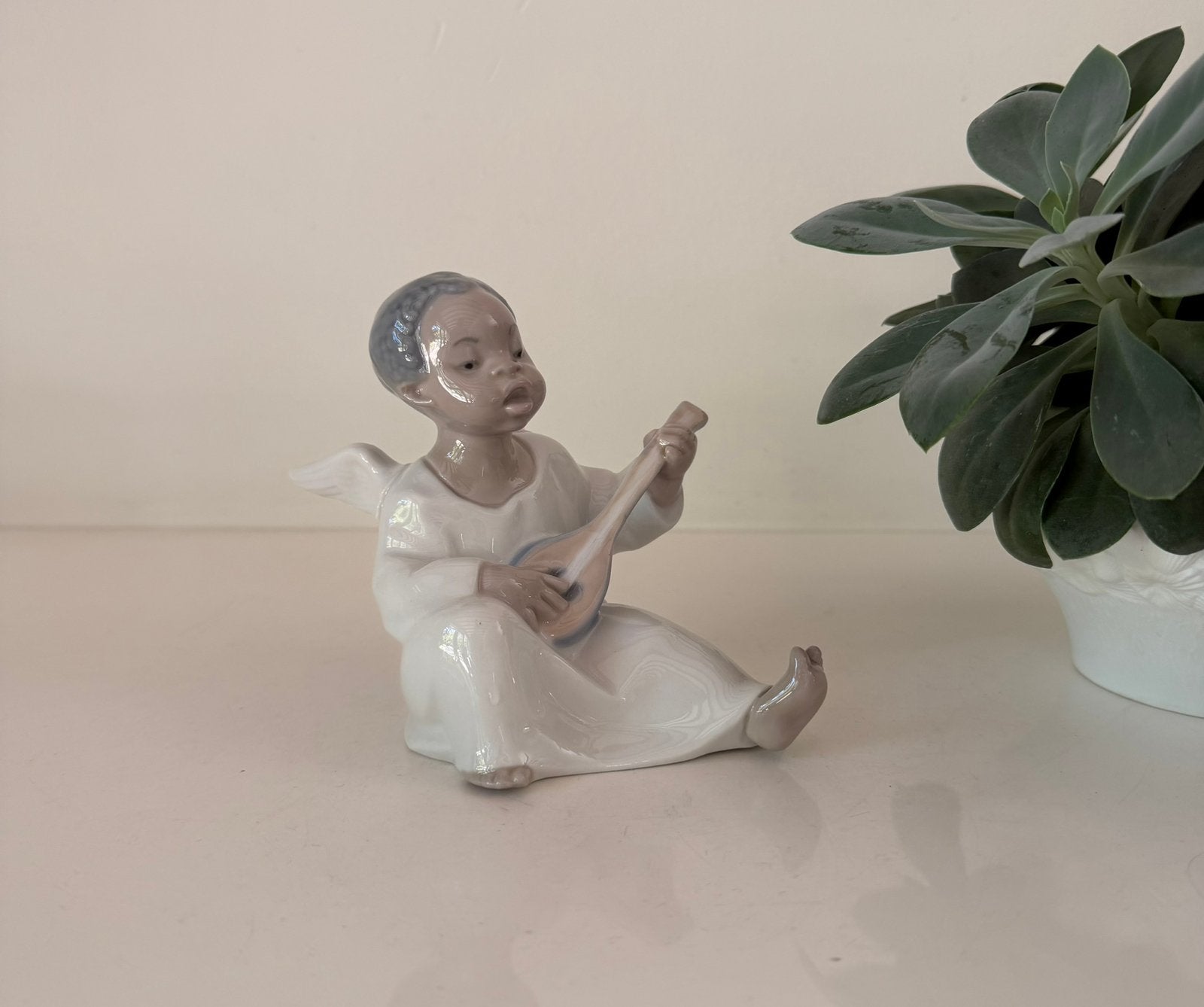 Lladro beeldje engel met mandoline, Ophalen of Verzenden, Zo goed als nieuw, Mens