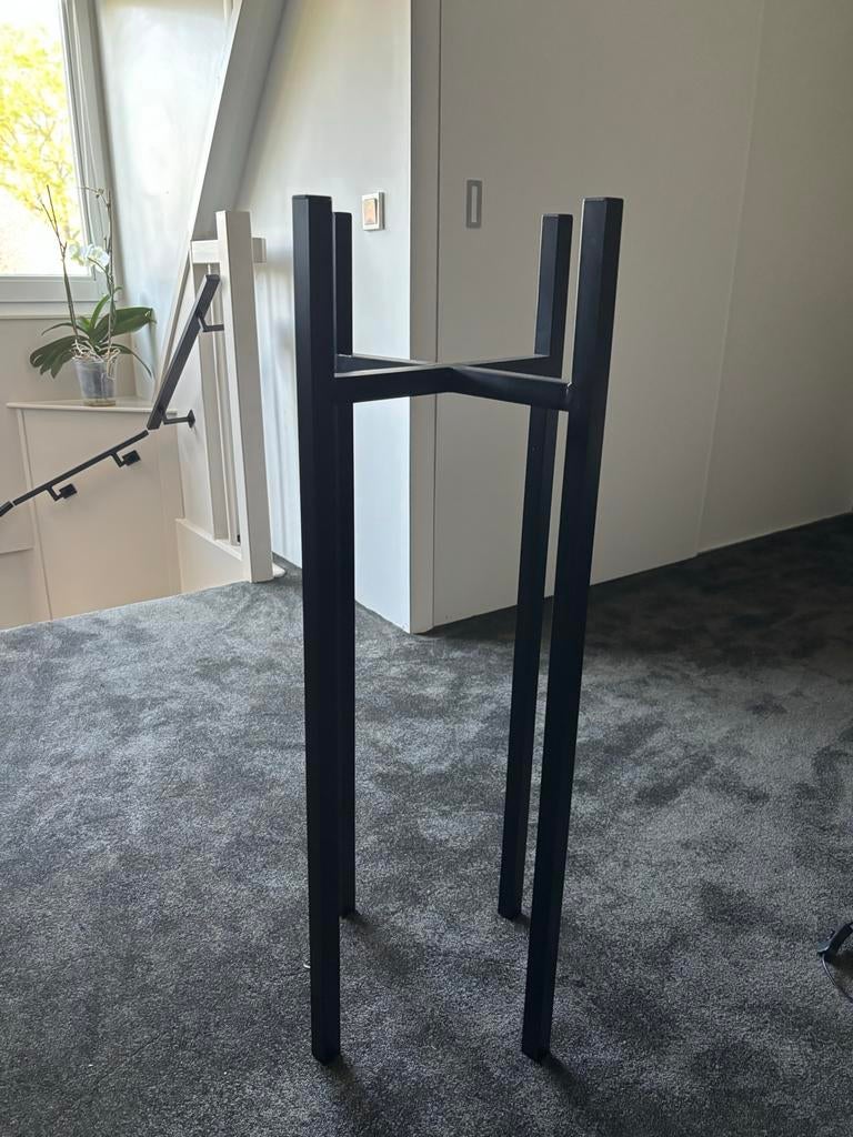 Stijlvolle Zwarte Metalen Bloempot Houder - 90 cm Hoog, Binnen, Zo goed als nieuw, Metaal, Overige vormen