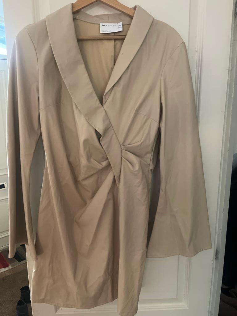 ASOS Design beige blazerjurk met knoopdetail, Kleding | Dames, Jurken, Beige, Zo goed als nieuw, Boven de knie, Ophalen