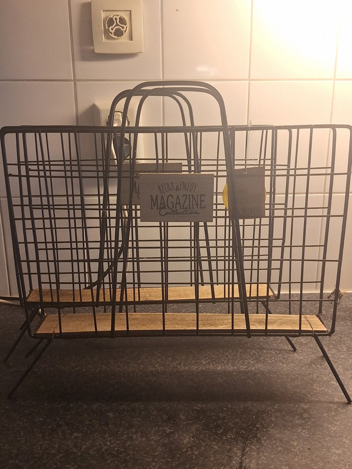 2 Stijlvolle Krantenbak / Tijdschriftenrek - Metaal & Hout, Huis en Inrichting, Woonaccessoires | Krantenbakken en Lectuurbakken