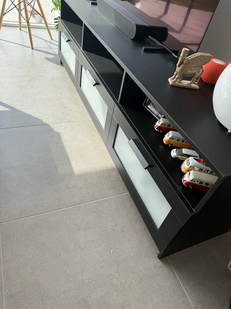Tv meubel kast Brimens - Zwart met glazen deuren, 150 tot 200 cm, Ophalen of Verzenden, Zo goed als nieuw, Minder dan 100 cm