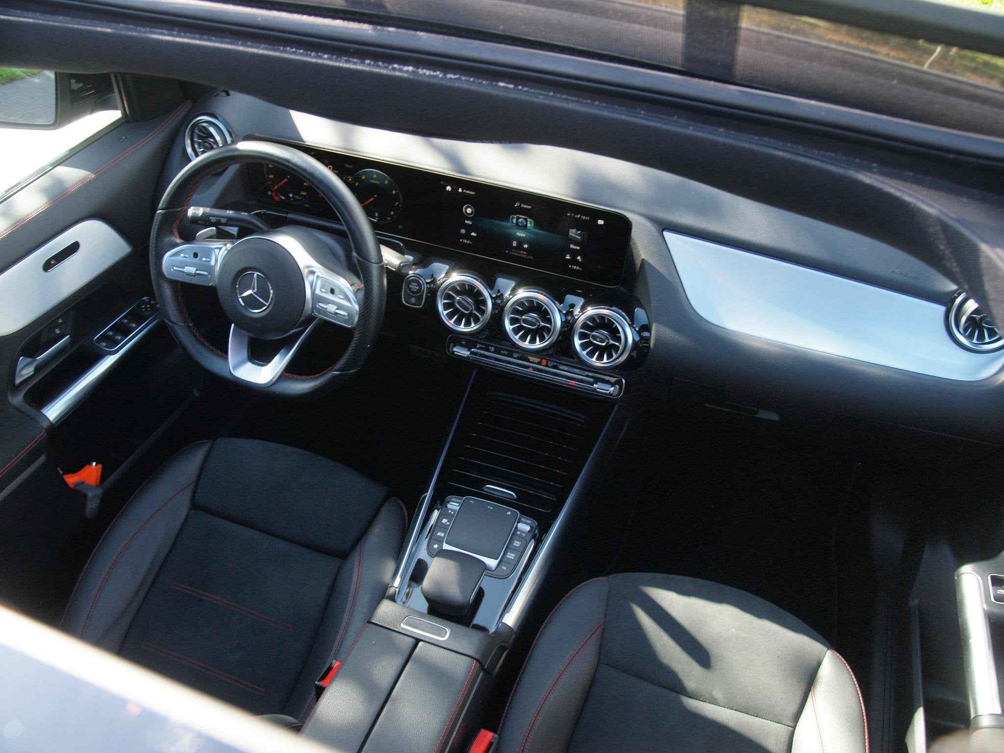 Mercedes-Benz GLA-klasse 180 AMG Line | Panoramadak | Camera, Dealer onderhouden, Gebruikt, 4 cilinders, Leder en Stof