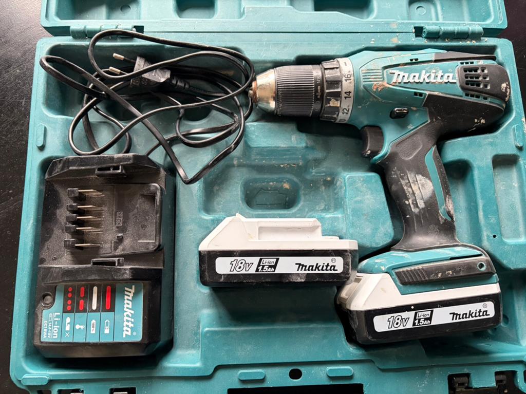 Makita accuboormachine met 2 accu's+lader, Ophalen of Verzenden, Gebruikt, Boor- en Schroefmachine