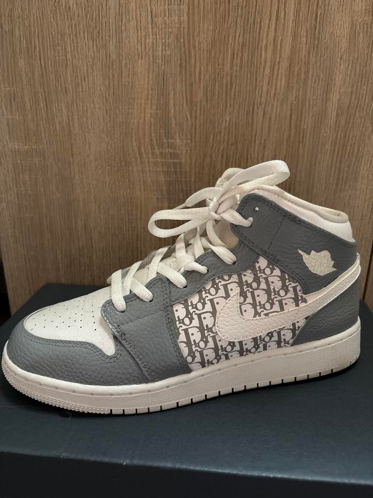 Customized Jordan Air Mid - Unisex - Maat 40, Ophalen of Verzenden, Zo goed als nieuw, Grijs, Sneakers of Gympen