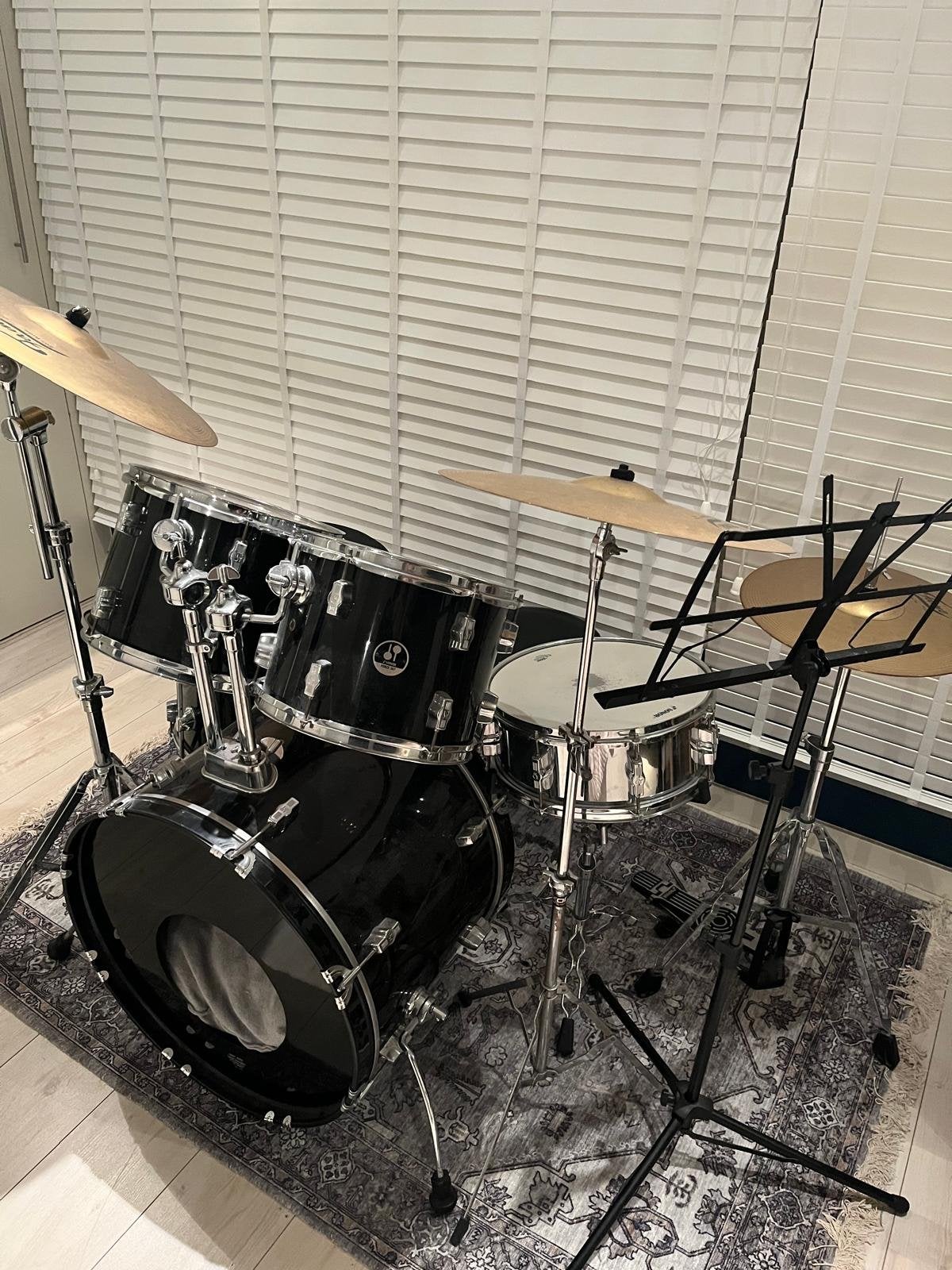 Sonor drumstel met Fame bekkens en accessoires en kruk, Muziek en Instrumenten, Ophalen, Gebruikt, Sonor