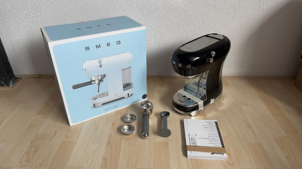 SMEG ECF02BLEU espresso koffiemachine in zwart, Espresso apparaat, Ophalen of Verzenden, Zo goed als nieuw, Afneembaar waterreservoir