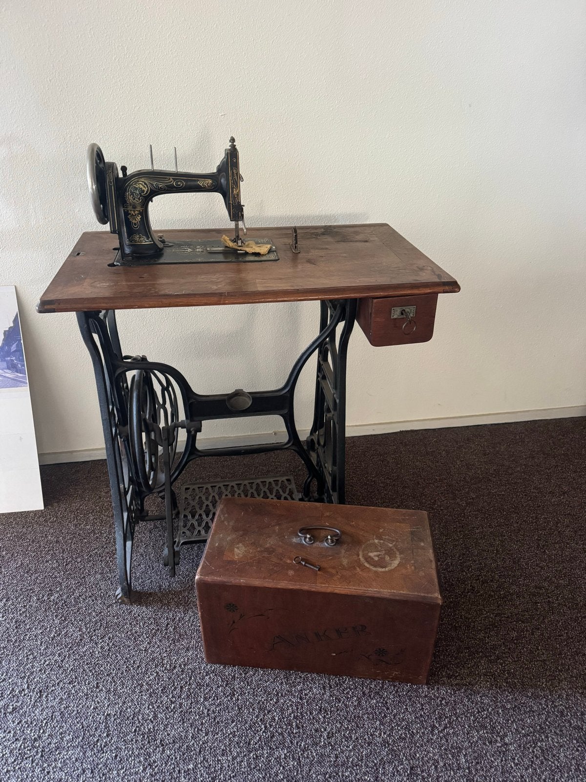 Antieke Anker Naaimachine met Houten Tafel en Kist, Ophalen
