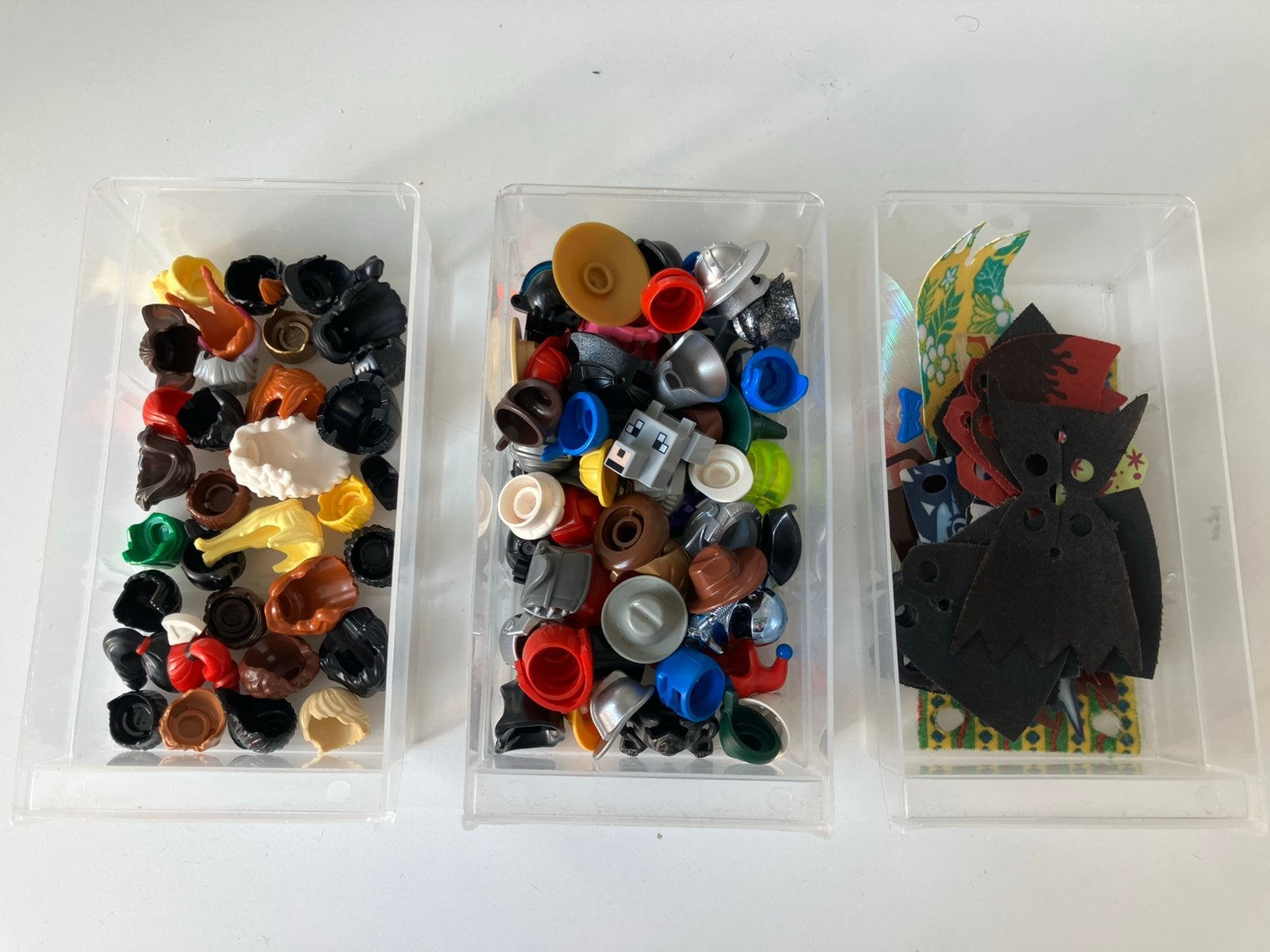 Heel veel bijzondere Lego pruikjes, hoofddeksels, capes, etc, Kinderen en Baby's, Speelgoed | Duplo en Lego, Ophalen, Zo goed als nieuw