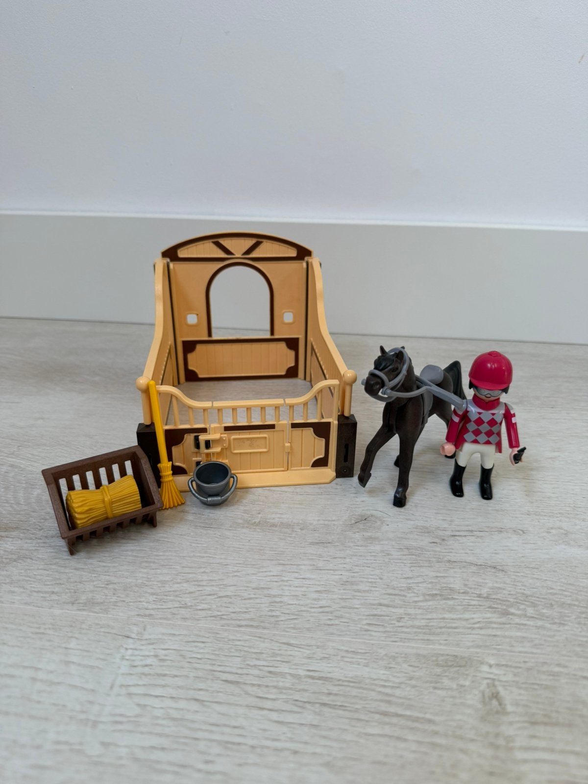Playmobil stal met renpaard en ruiter, Verzenden, Zo goed als nieuw
