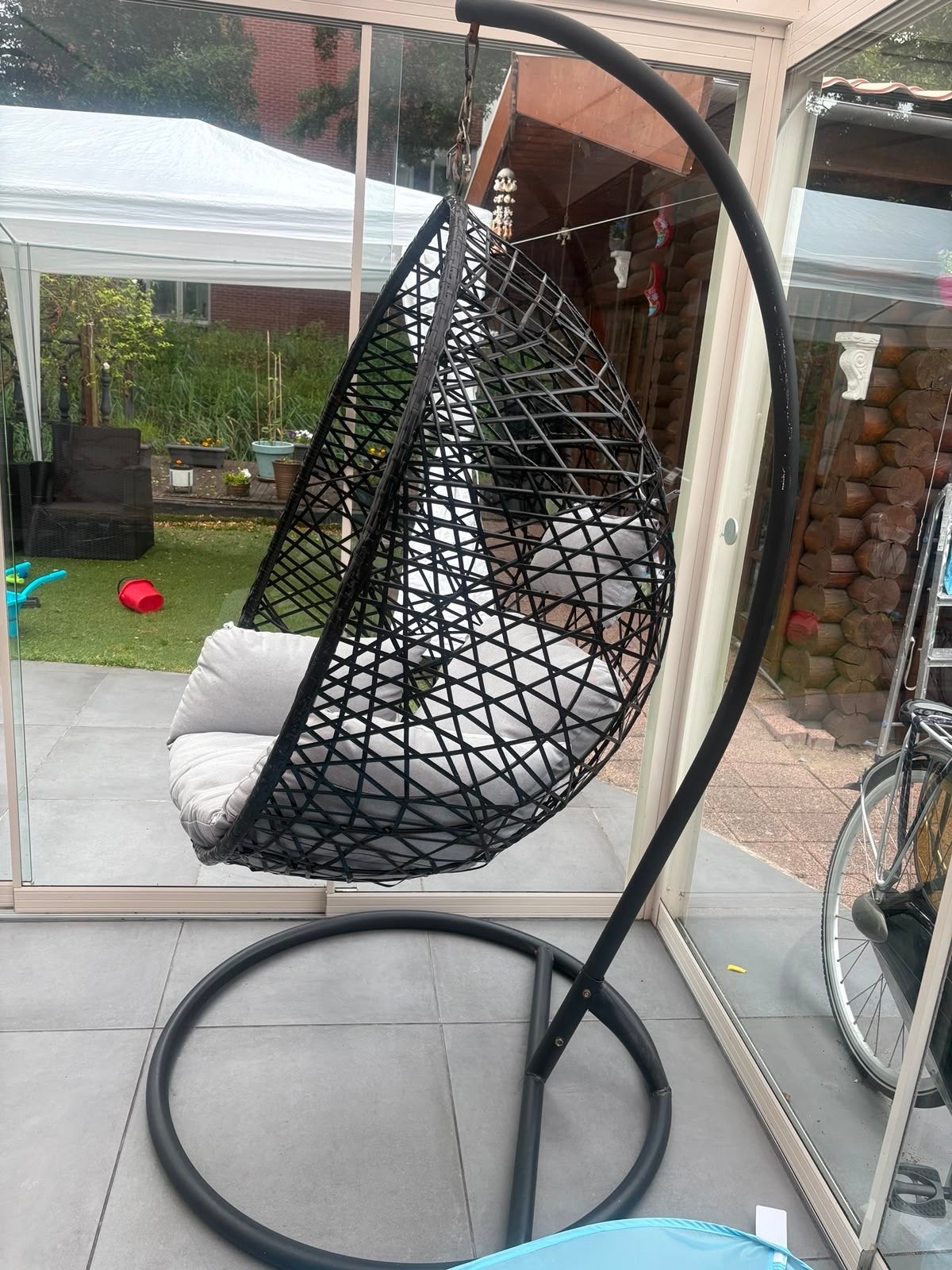 Comfortabele Zwarte Hangstoel met Kussen- Schommel, Ophalen, Zo goed als nieuw, Metaal
