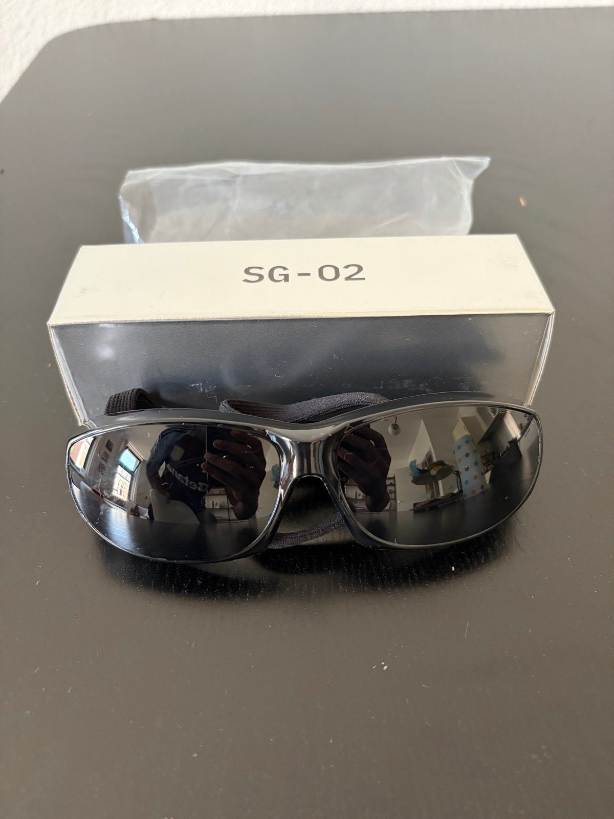 Yeezy Zwarte zonnebril SG-02 met koord, Overige merken, Zonnebril, Zwart, Nieuw