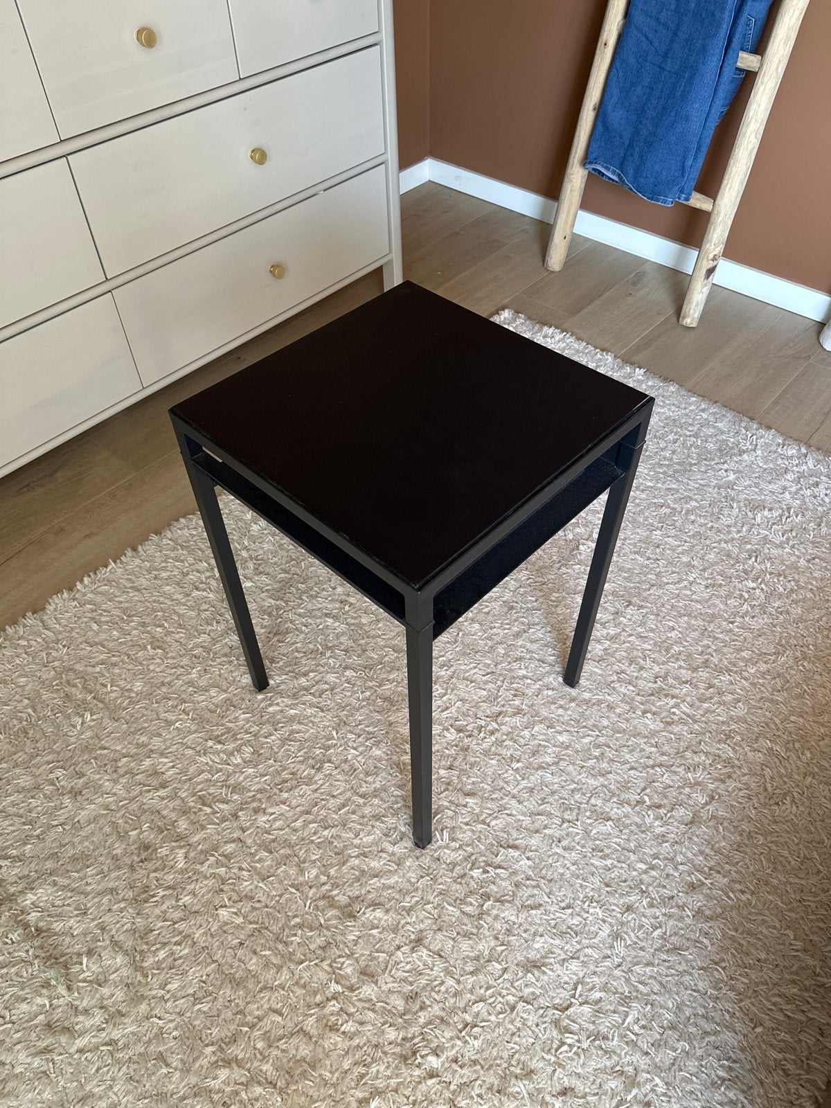 Zwart nachtkastje of salontafeltje, Huis en Inrichting, Tafels | Bijzettafels, Minder dan 55 cm, Gebruikt, Metaal of Aluminium