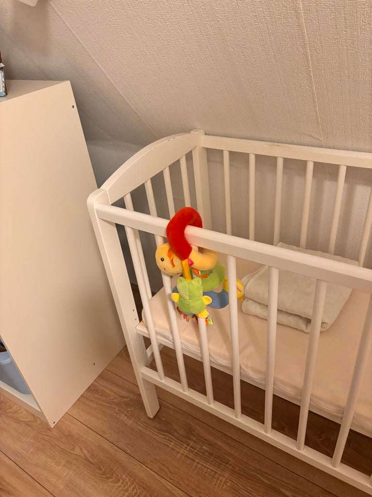GRATIS Wit houten ledikantje met matras, Ophalen, Zo goed als nieuw, Ledikant