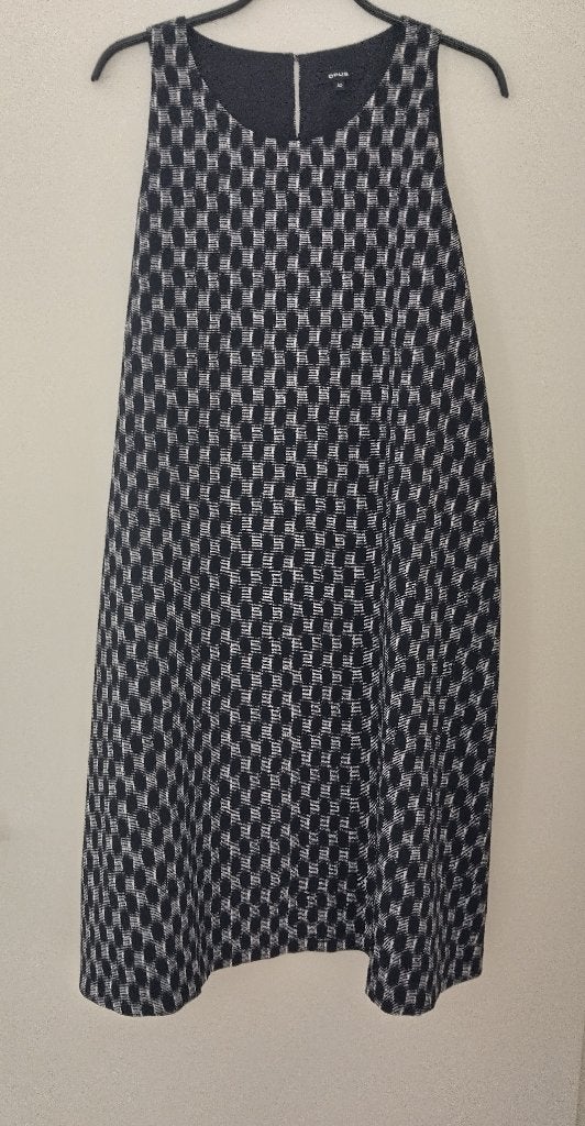 Zwart-witte A-lijn jurk zonder mouw van Opus. Maat 42, Kleding | Dames, Jurken, Zwart, Maat 42/44 (L), Ophalen of Verzenden, Knielengte