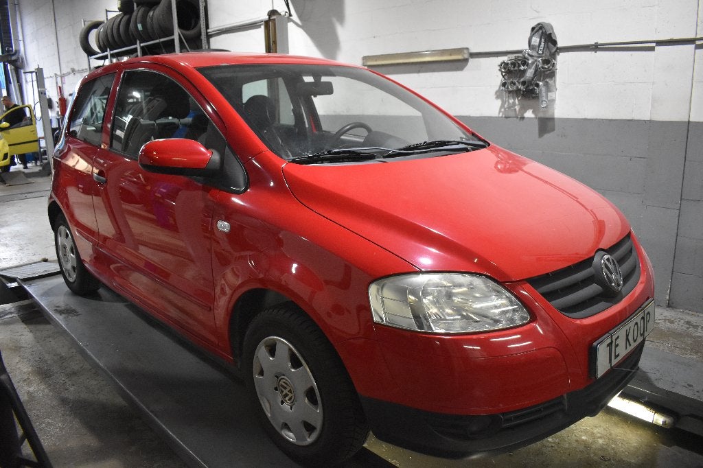 Volkswagen Fox 1.2 40KW 2009 Rood  WEINIG KM EN NWE APK, Voorwielaandrijving, 969 kg, 4 stoelen, 1198 cc