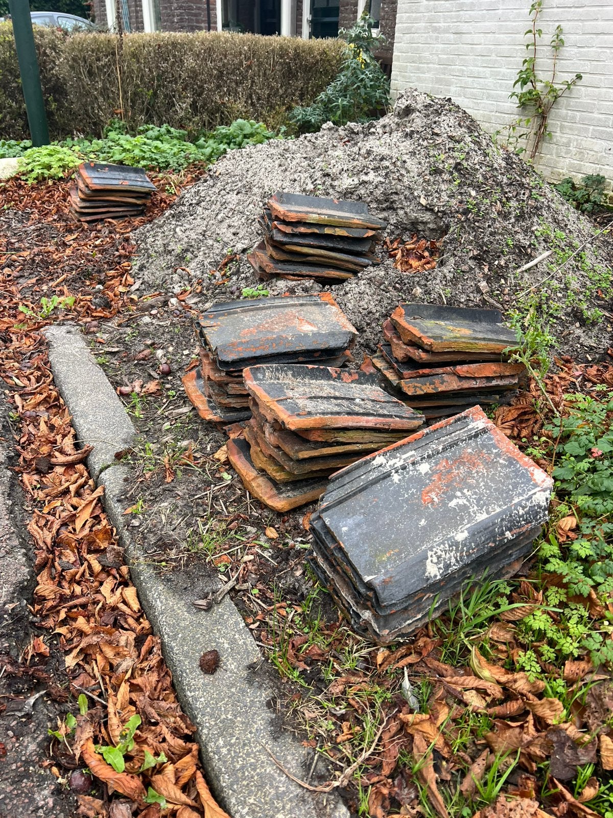 44x oude platte friese dakpan kippenhok, Ophalen, Gebruikt