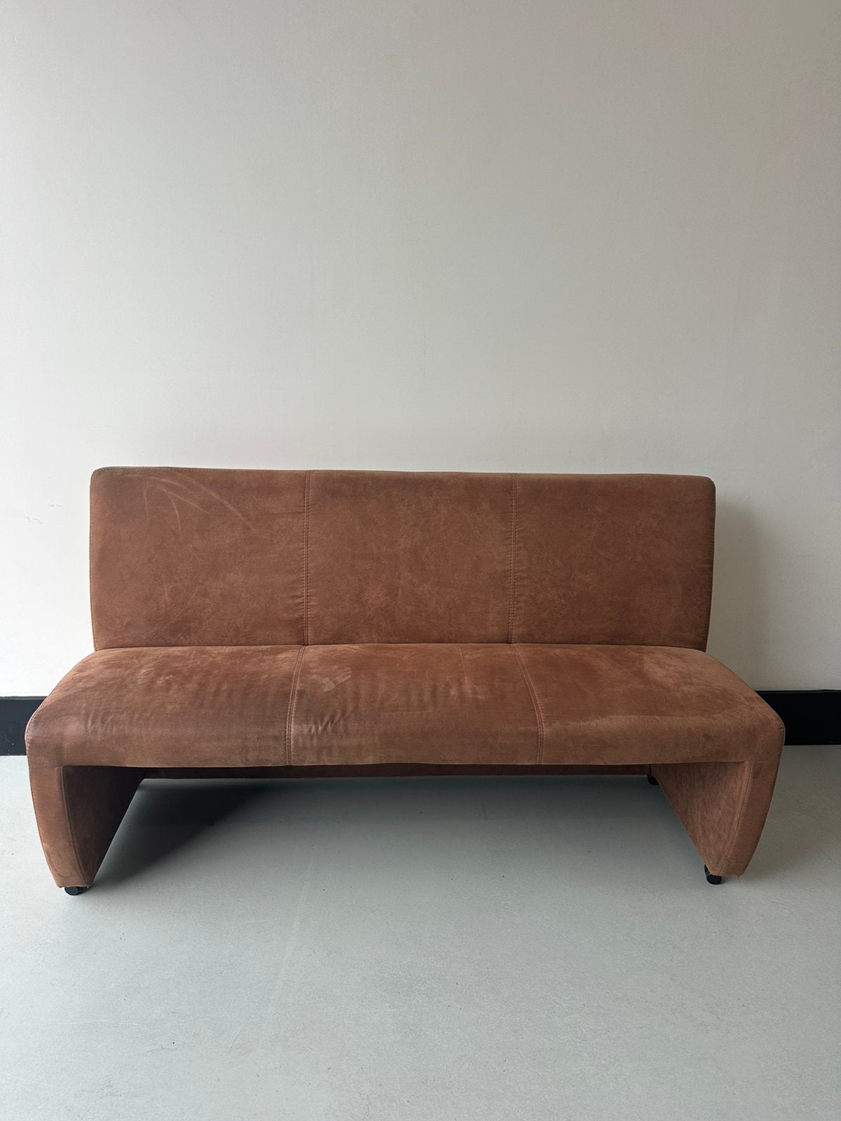 Cognackleurige eetkamerbank + bijpassende stoelen, Ophalen, Zo goed als nieuw, Stof