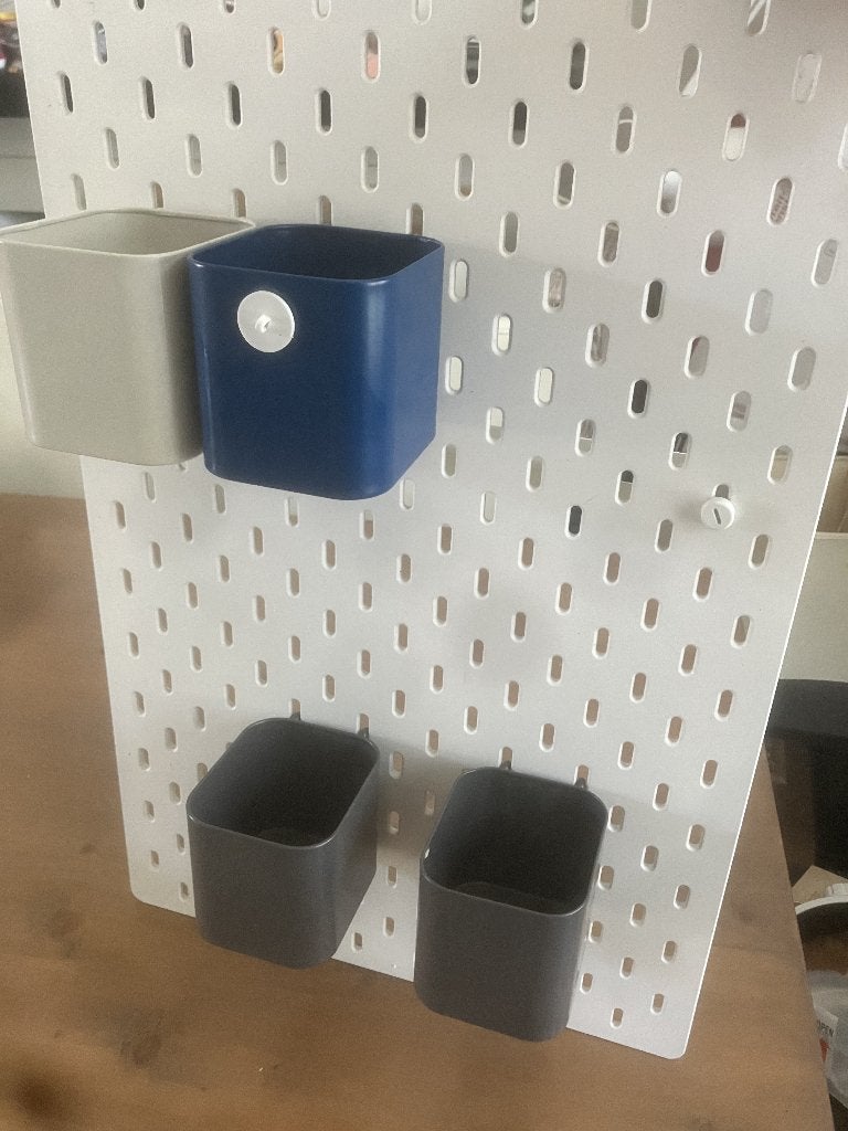 IKEA SKÅDIS ophangbord wit (36 x 56 cm) inclusief 4 bakjes, Overige materialen, Ophalen of Verzenden, Zo goed als nieuw, Modern