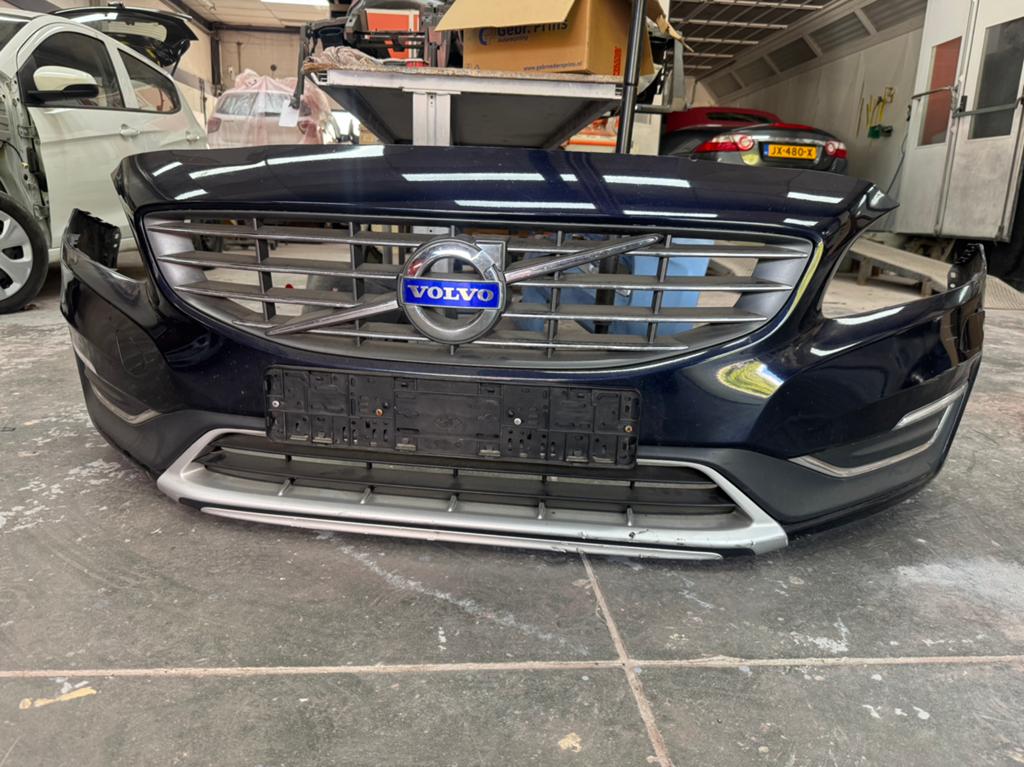 Volvo V60 Voorbumper 2015, Gebruikt, Voor, Ophalen of Verzenden, Volvo