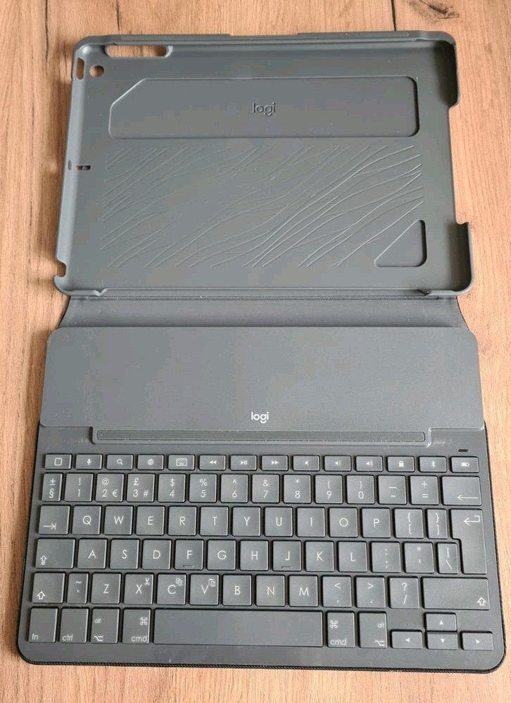 Logitech Folio Y-R0051 iPad hoes met bluetooth toetsenbord, Computers en Software, 9 inch, Logitech, Bescherming voor- en achterkant