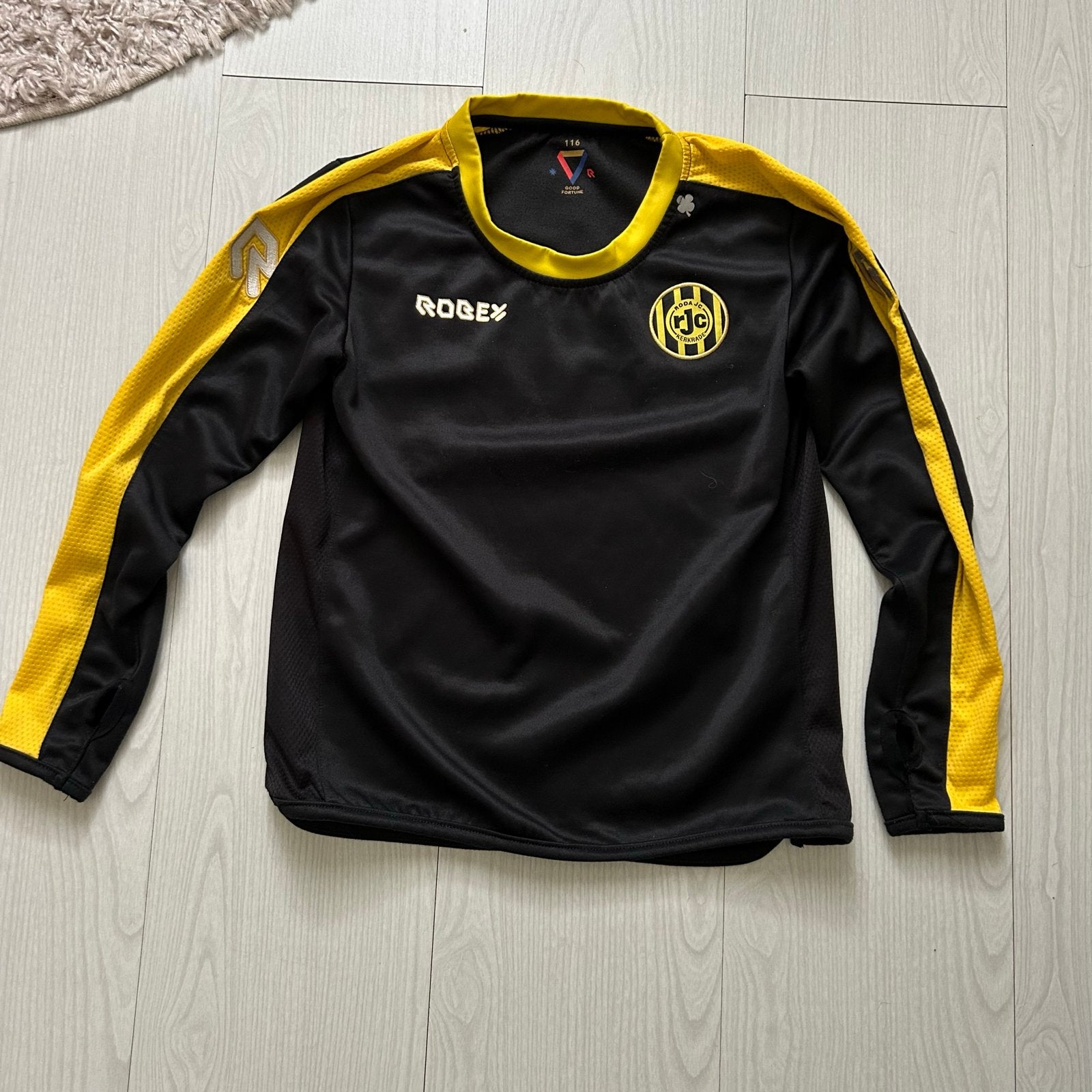 Voetbalshirt Roda JC Zwart Geel Robey Maat 116, Kinderen en Baby's, Ophalen of Verzenden, Nieuw, Jongen of Meisje, Shirt of Longsleeve