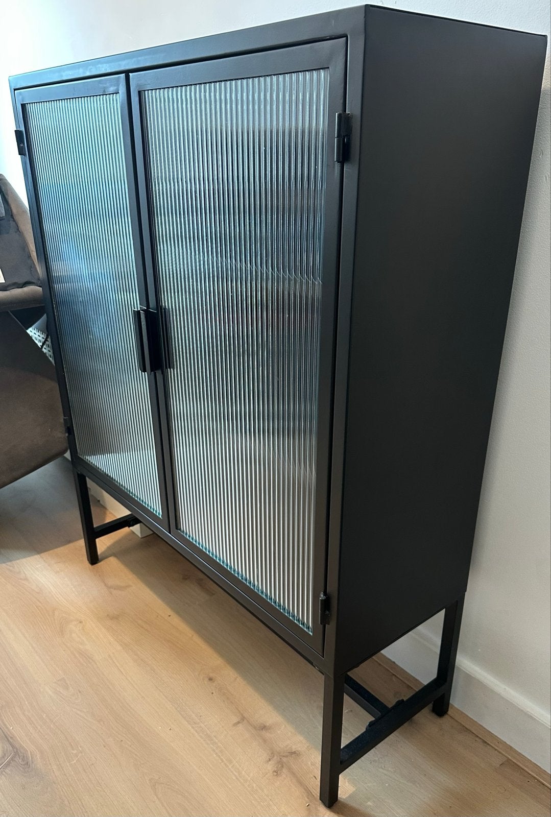 Stevige Zwart Metalen Kast met Geribbeld Glas, Ophalen, Gebruikt