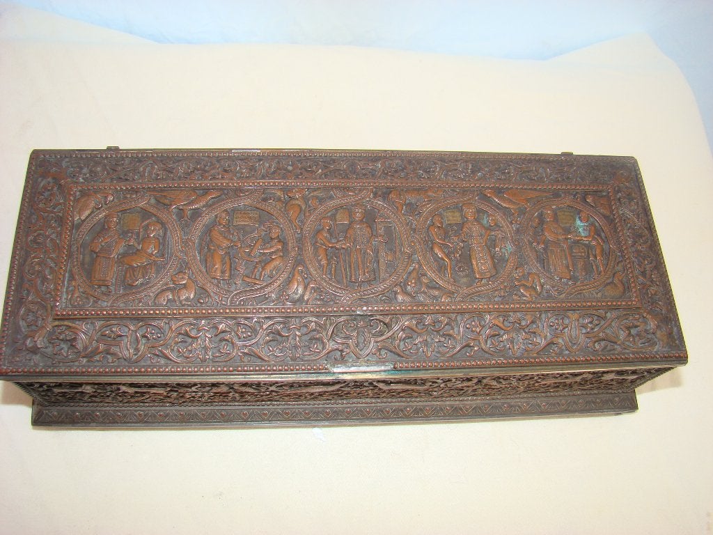 Kistje rijkelijk versierd met gedetailleerd reliefs 19e eeuw, Ophalen of Verzenden