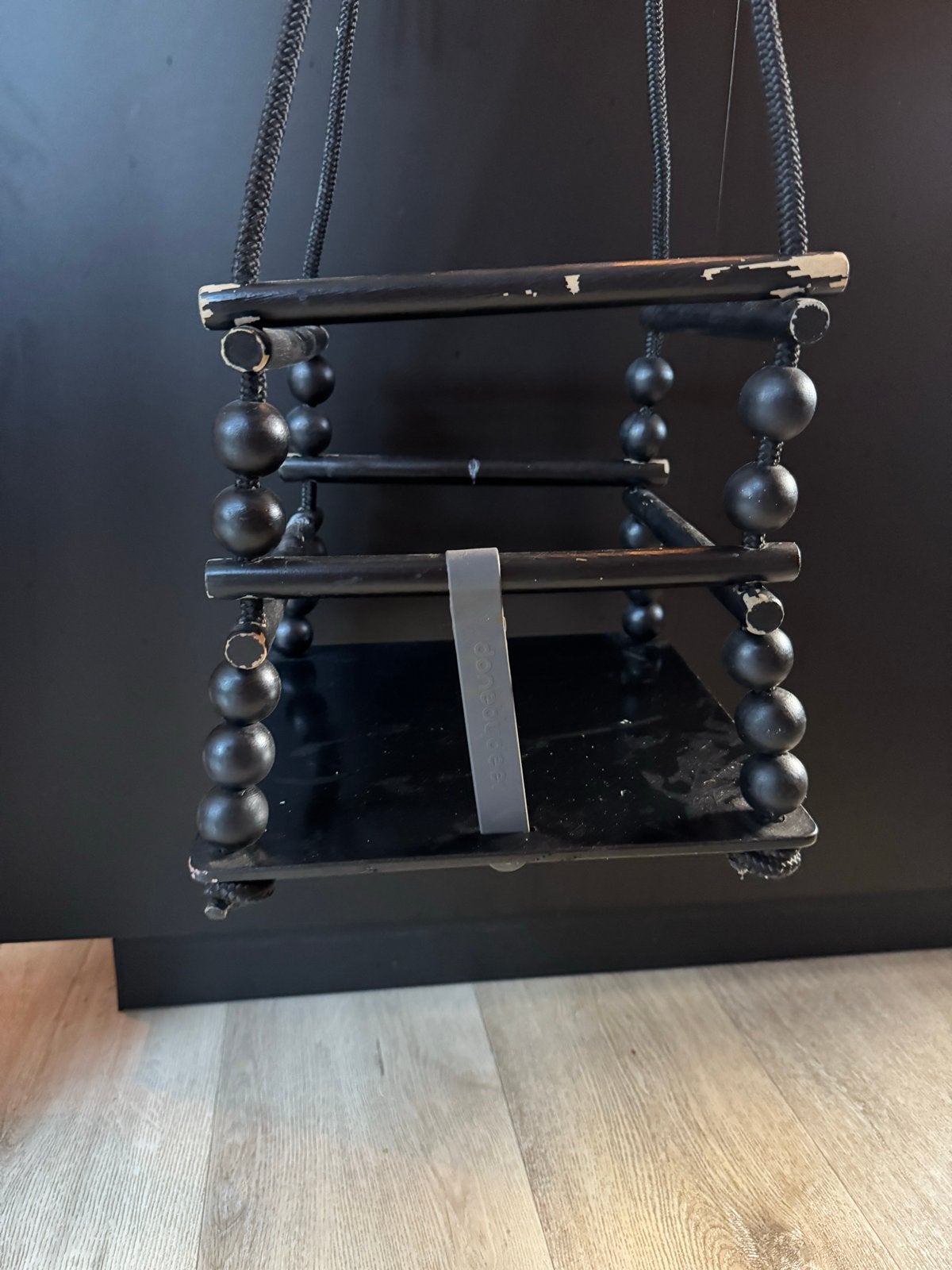 Zwarte houten schommel voor binnen of buiten, Kinderen en Baby's, Ophalen of Verzenden, Gebruikt, Schommel