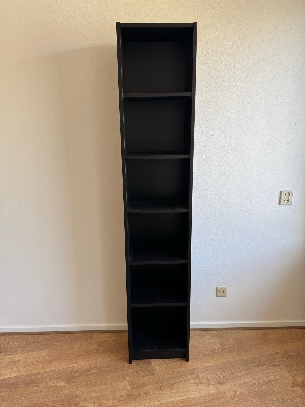 Zwarte smalle boekenkast met 6 vakken, Huis en Inrichting, Ophalen, Met plank(en), Minder dan 50 cm, Gebruikt