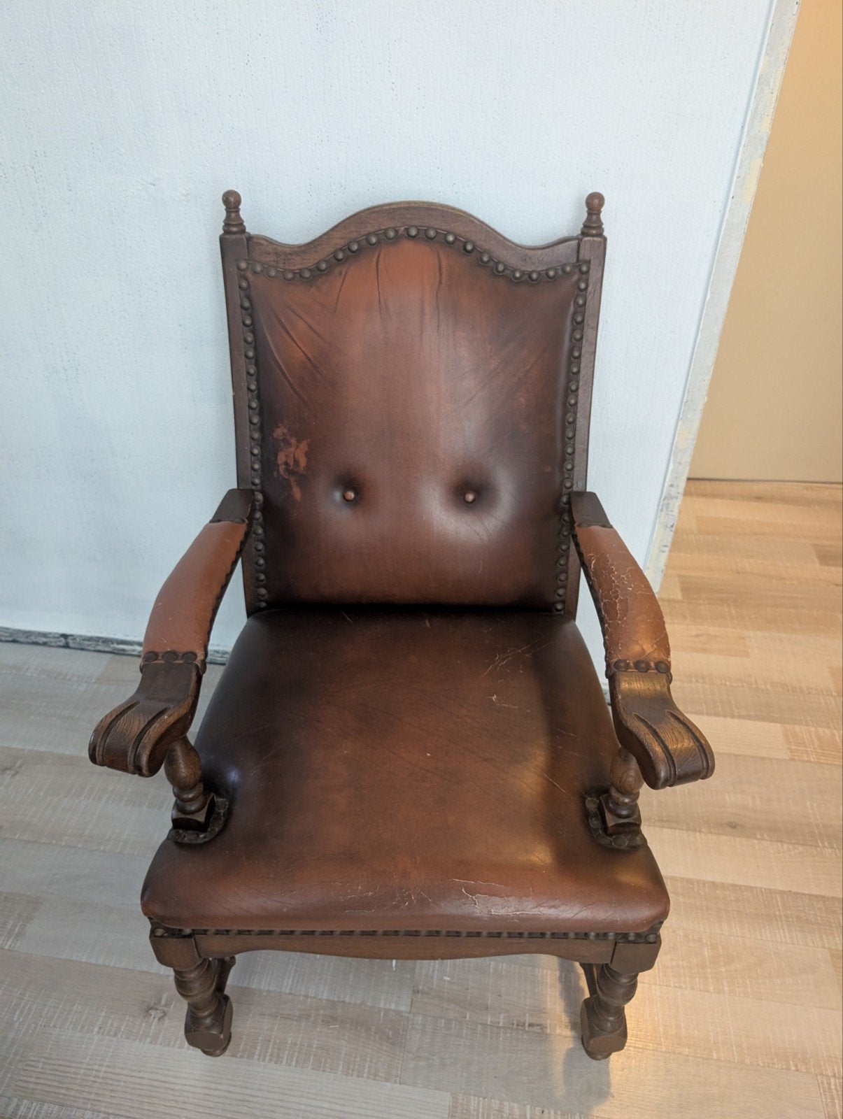 Antieke kasteelstoel met leer en houtsnijwerk, Antiek en Kunst, Ophalen
