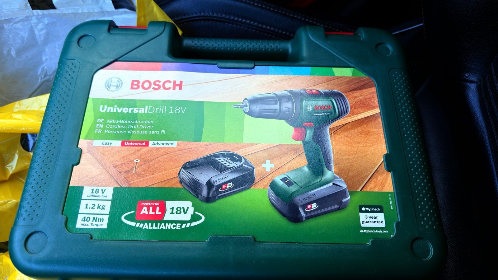 Bosch UniversalDrill 18V Accuboormachine met 2 accu's, Variabele snelheid, Ophalen of Verzenden, Minder dan 400 watt, Zo goed als nieuw