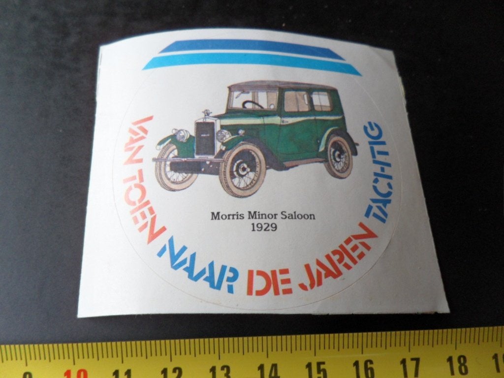 sticker Morris Minor Saloon 1929 Oldtimer Van toen naar de, Ophalen, Zo goed als nieuw