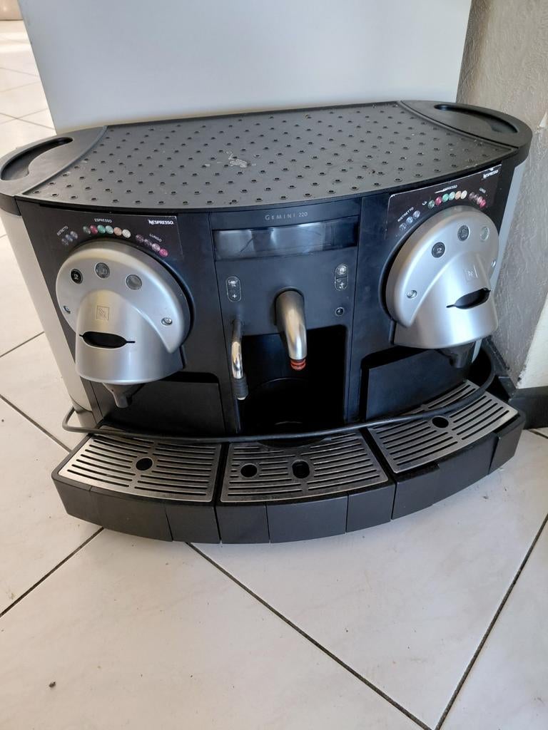 Nespresso Gemini 220 Professionele Koffiemachine, Gebruikt, 10 kopjes of meer, Koffiemachine, Ophalen of Verzenden