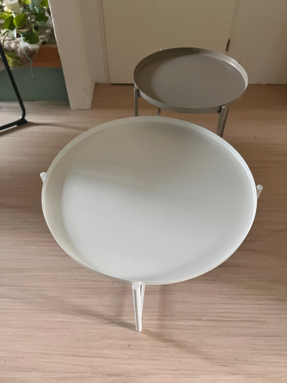 2 ronde bijzettafels - wit en grijs - ikea Gladom, Gebruikt, Metaal of Aluminium, Rond, 55 tot 75 cm