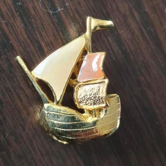 Vintage Goudkleurige Zeilboot Broche met Emaille, Overige materialen, Minder dan 4 cm, Ophalen of Verzenden, Zo goed als nieuw