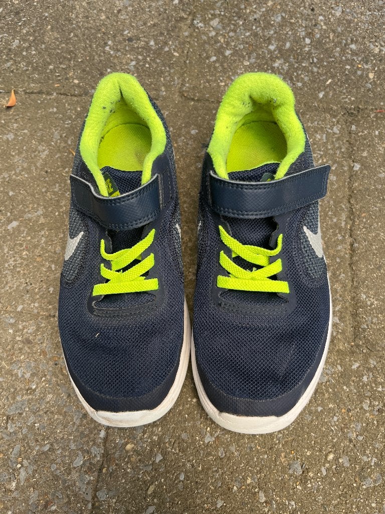 Nike sneaker maat 32, Kinderen en Baby's, Kinderkleding | Schoenen en Sokken, Ophalen, Gebruikt, Nike, Jongen of Meisje